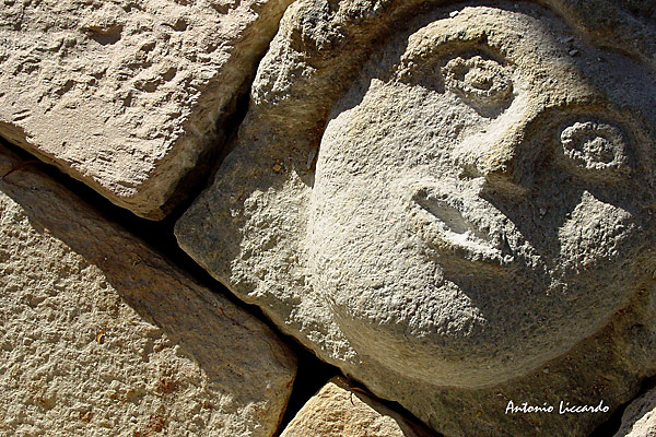 Chafariz esculpido em quartzito por Mestre Juca